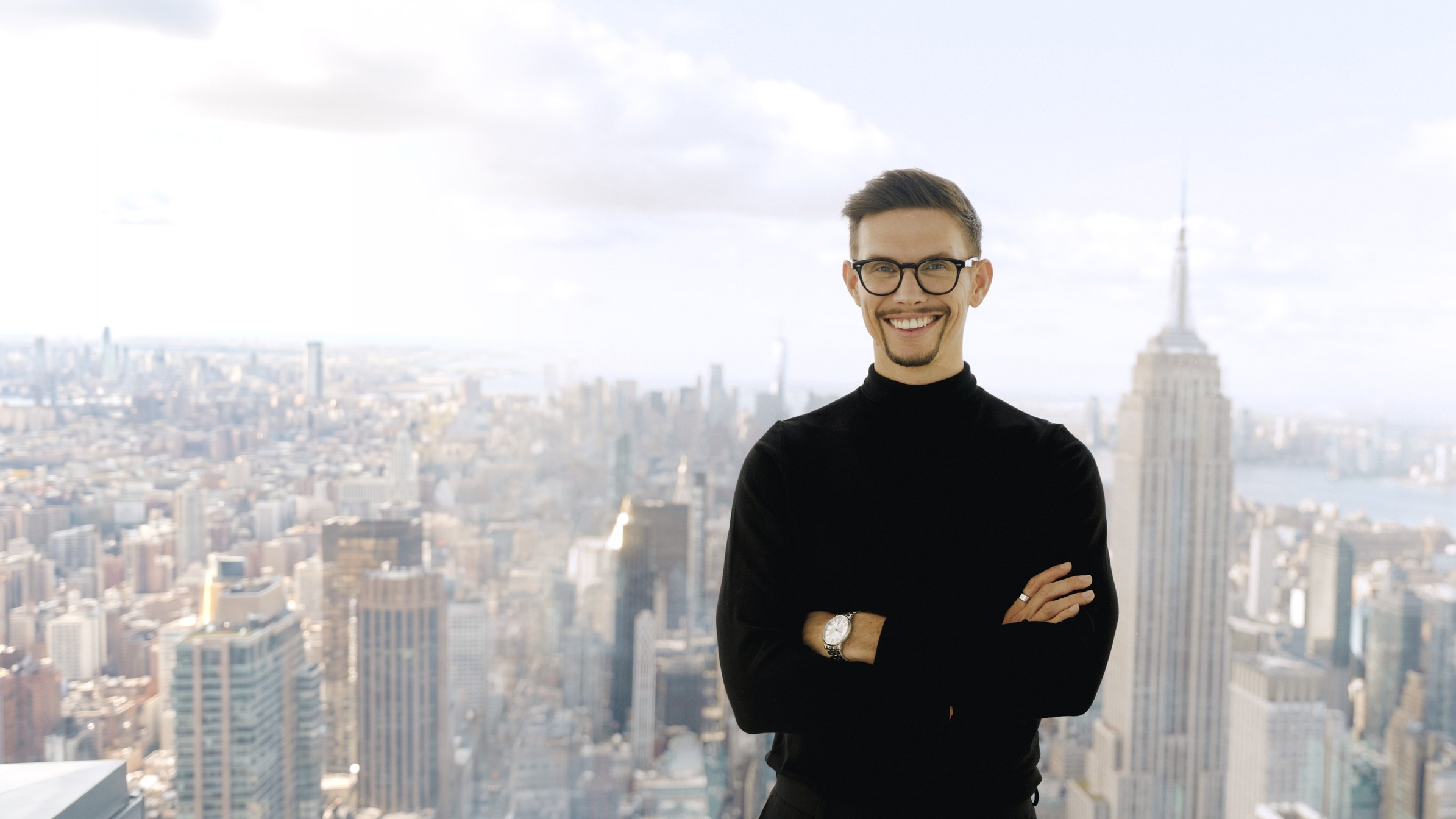 Philipp Stark über der Skyline von New York